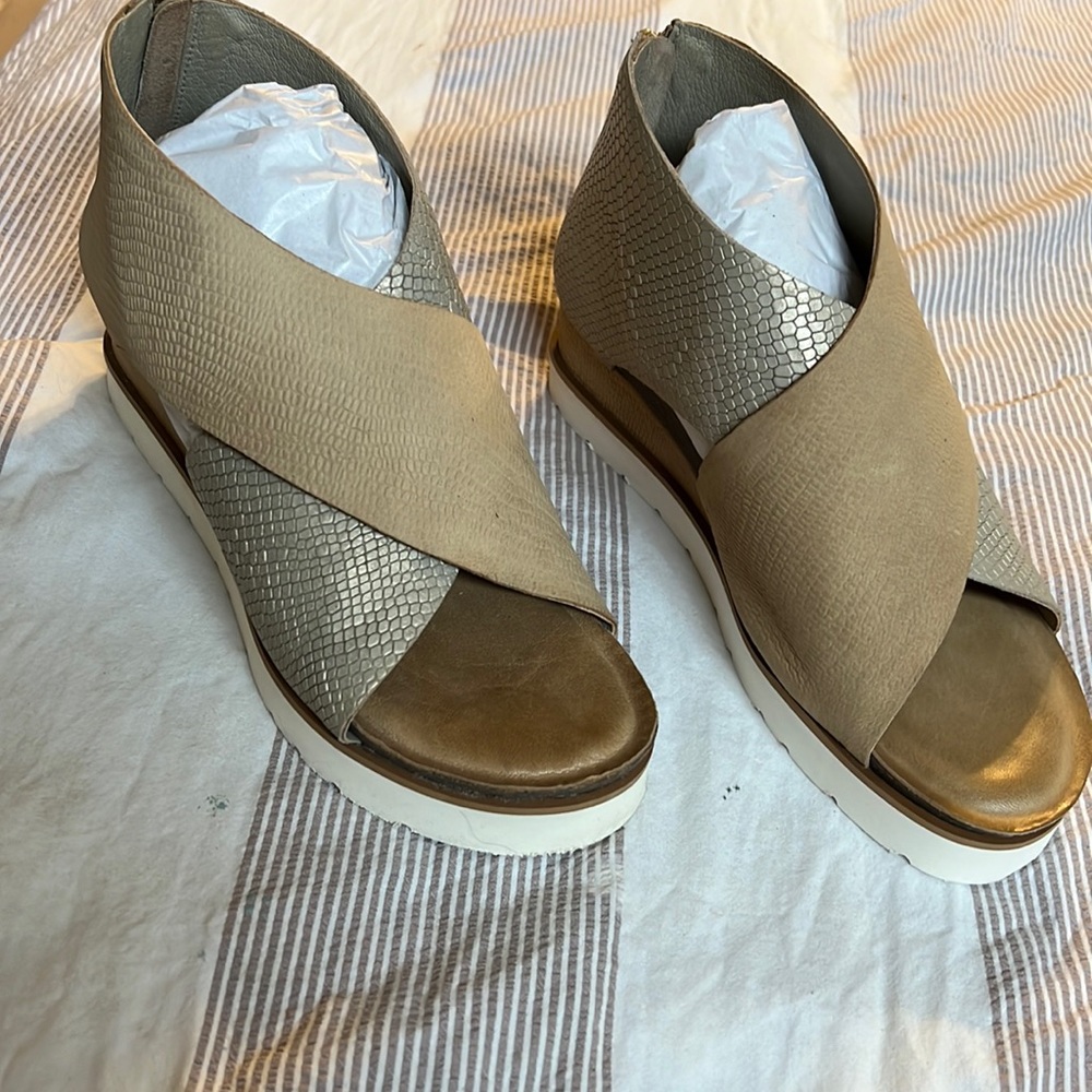 Diva True precious wedges.. NEW